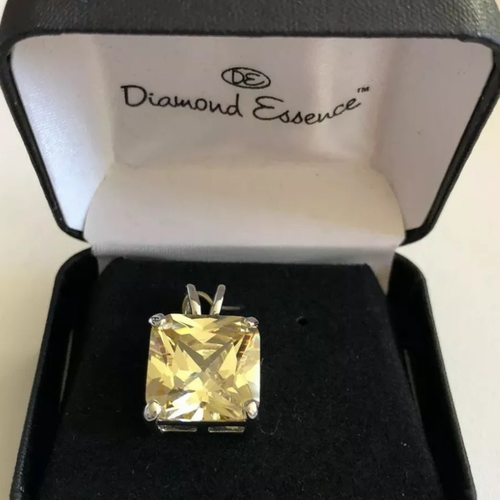 DIAMOND ESSENCE PENDANT W: SQUARE CUT CANARY STONE